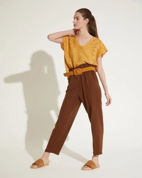 Top casual amarillo con bordado de rollo corto para mujer