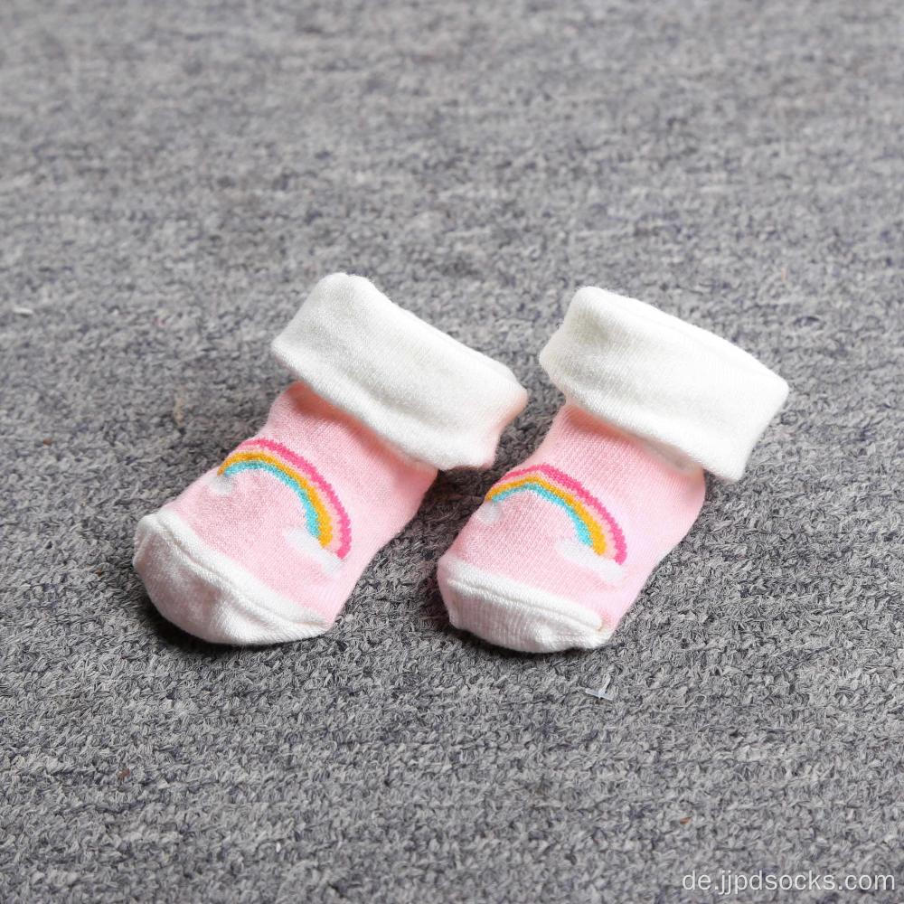 Baby, das hohe Quailty-Baumwollsocken angibt