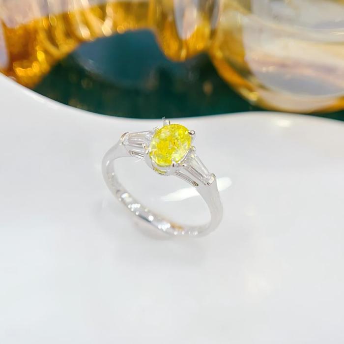 Anillo Ovalado Amarillo de 0.50ct con Lados Baguette de 0.41ct