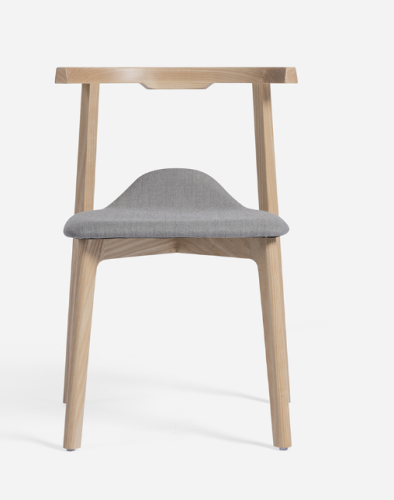 Modern ergonomisk fritidsstol i trä med tygsits