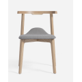 Silla de ocio de madera ergonómica moderna con asiento de tela