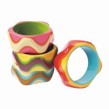 Gelang tangan, yang diperbuat daripada poliester, Resin dan logam, terdapat dalam pelbagai saiz dan reka bentuk
