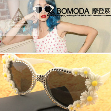 Hand made Love Sexy Heart-shaped Daisy Sunglasses With Crystals