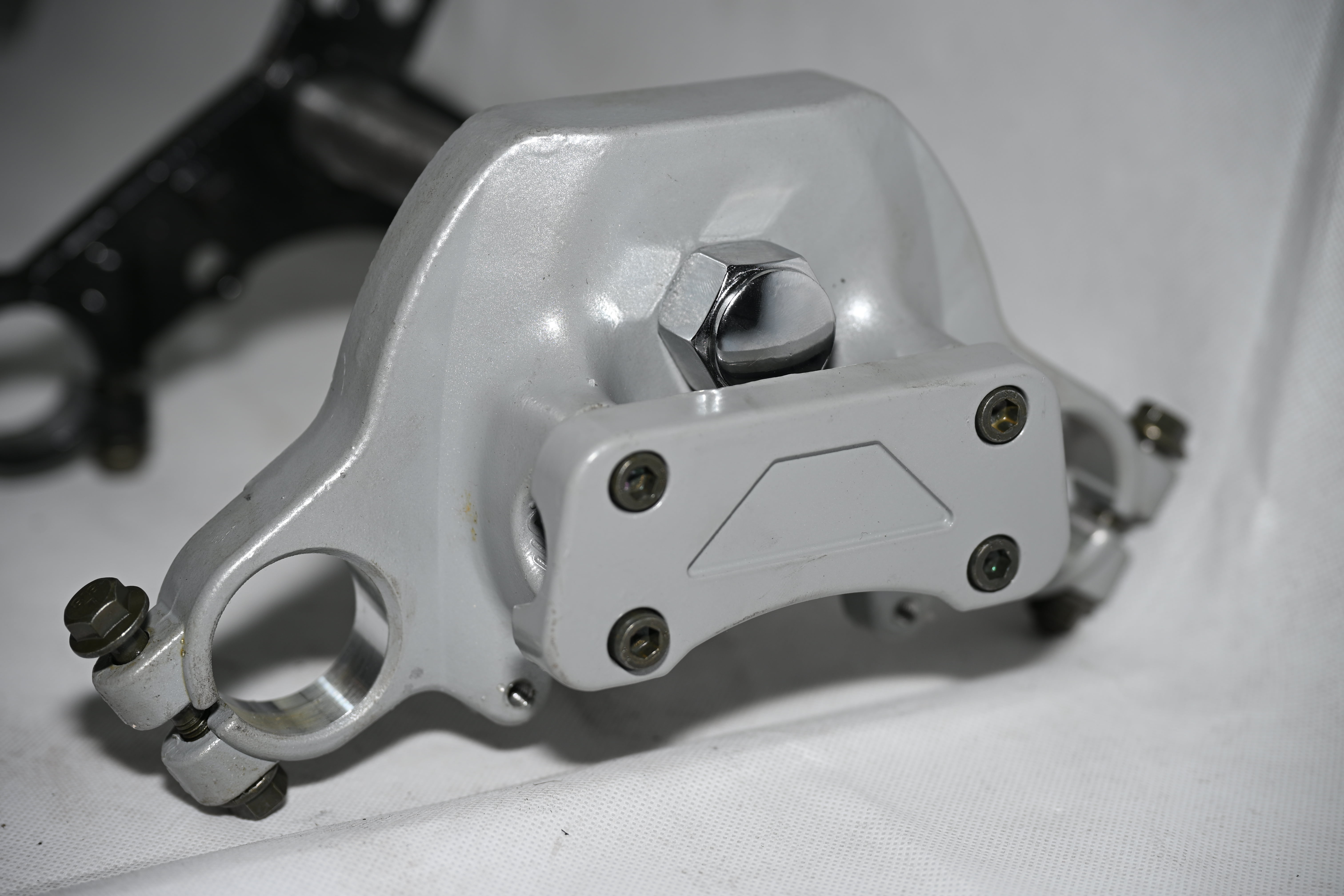 Close-up de orifícios de parafuso M8 e tubo de alumínio no grampo T