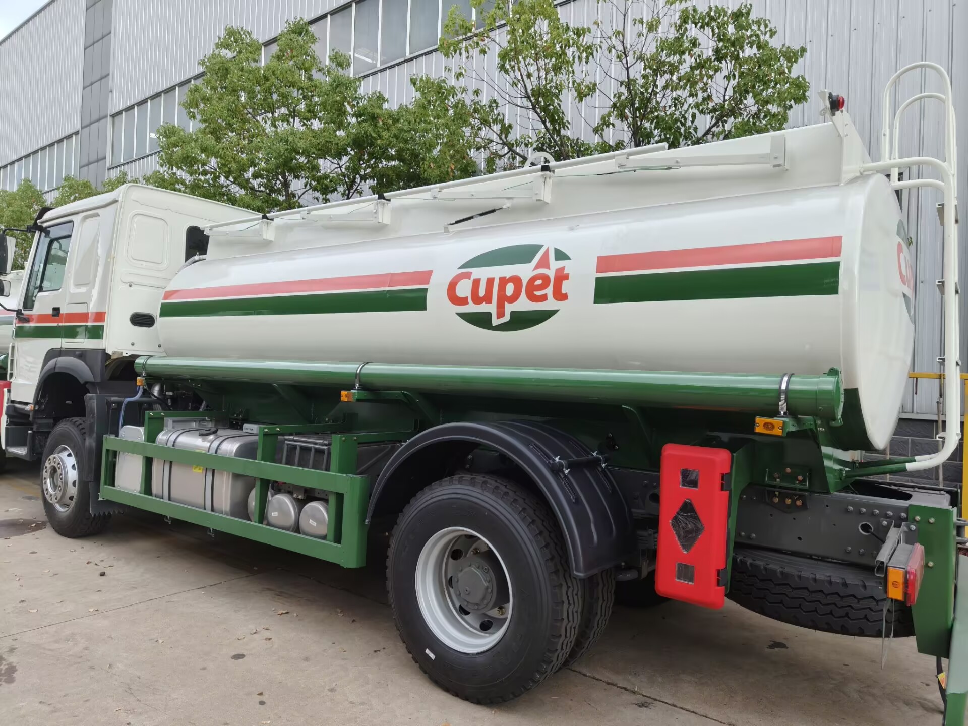 Howo 4x4 tanker truck diesel