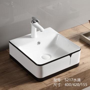 Lavabo de salle de bain au-dessus du comptoir lavabo