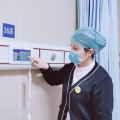 Infirmière appelant le système de cordon avec ISO13485