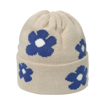 İşlemeli çiçek logosu, jakard manşet ve düz örgü tasarımlı premium özel kadın beanie