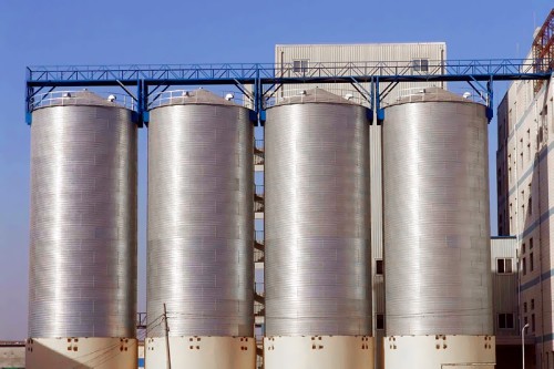 Armazenamento de milho em silos de aço em grãos