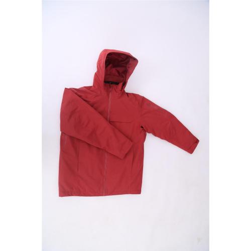 Negocios casuales de viento con capucha rojo casual