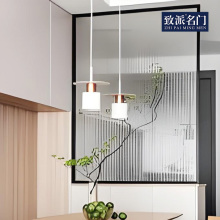 Nuevo diseño minimalista porcelánico negro en la entrada.