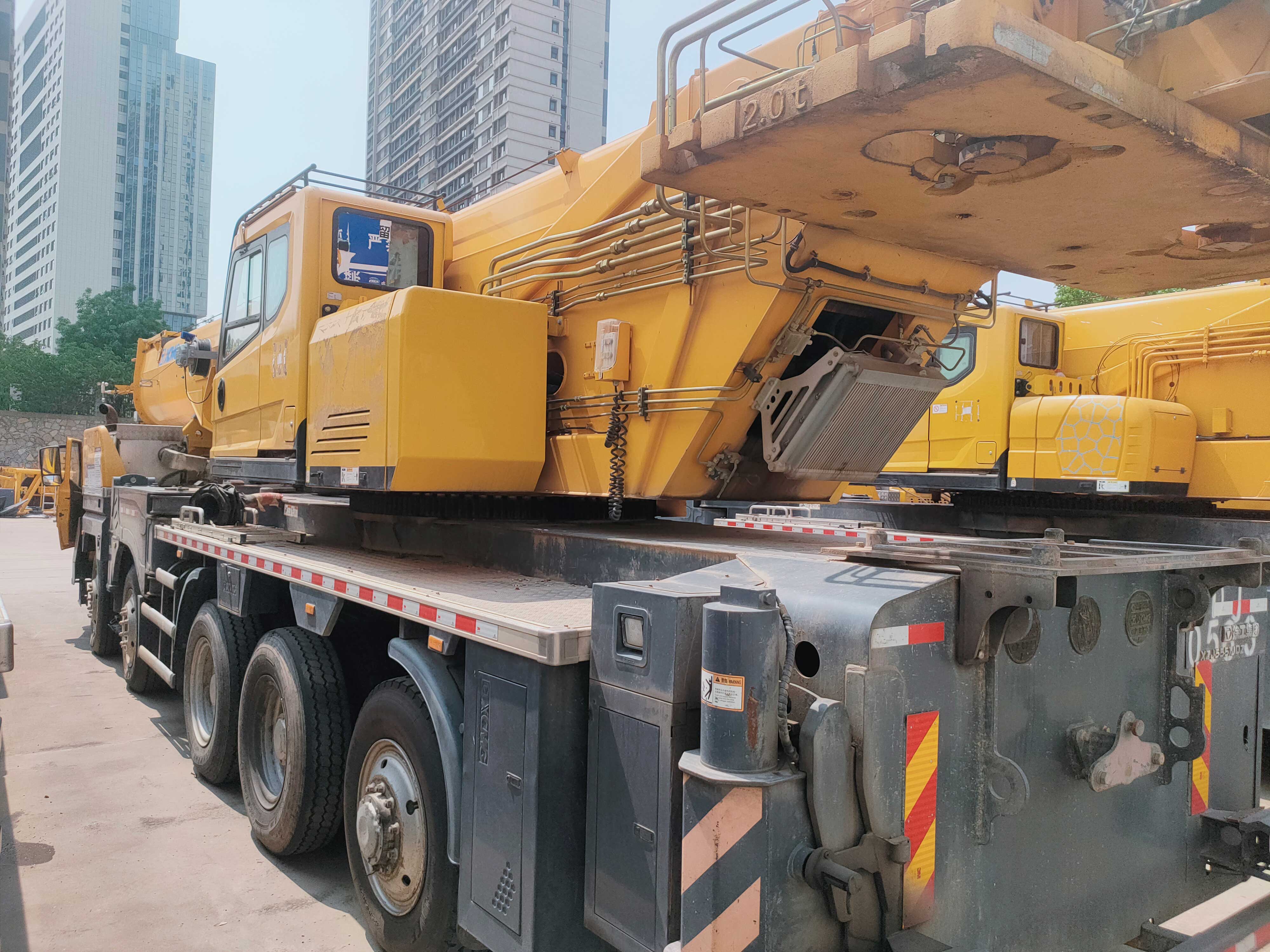 the-left-side-view-of-used-truck-crane-qy95k7c
