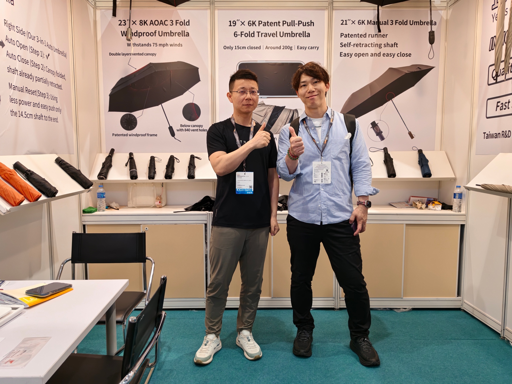 Japanese_clients_photo_at_booth