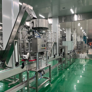 Machine de coiffage automatique avec scellage de bouteille et ascenseur d'alimentation du capuchon