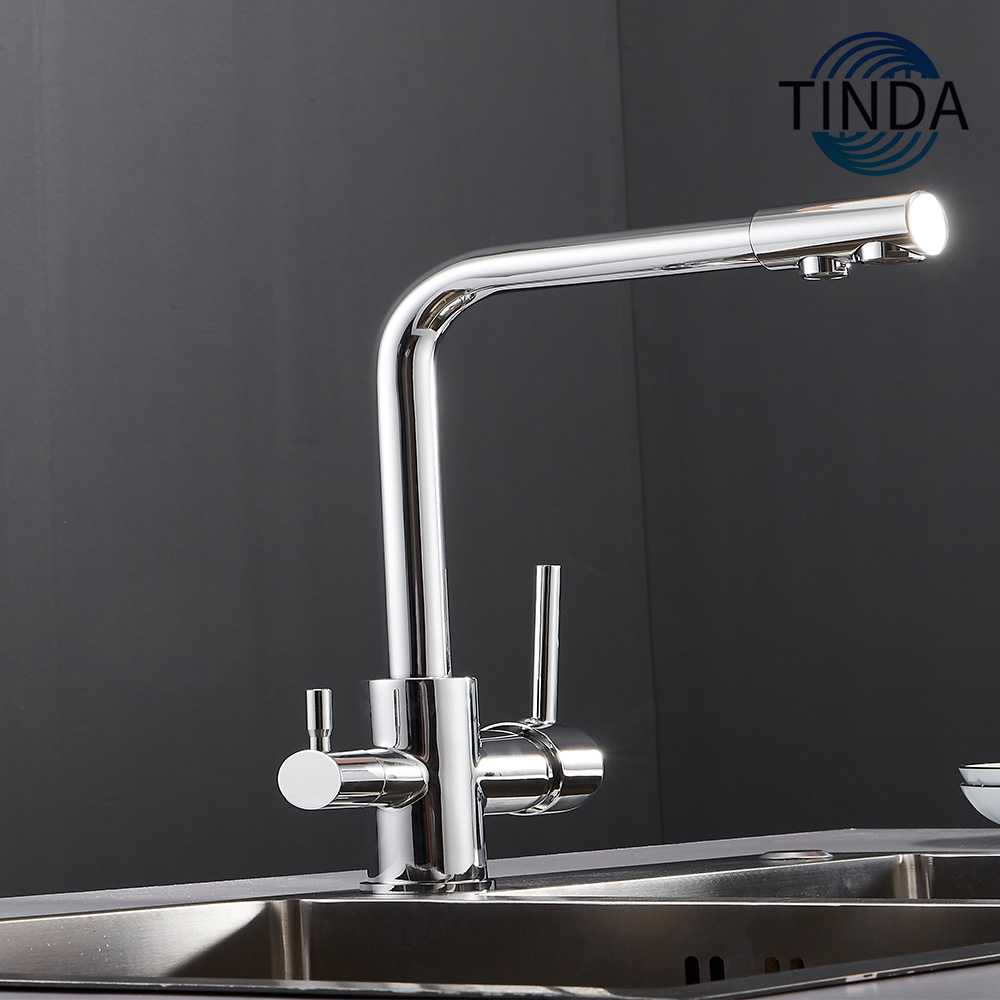 洗練されたクロム仕上げのモダンなキッチン蛇口