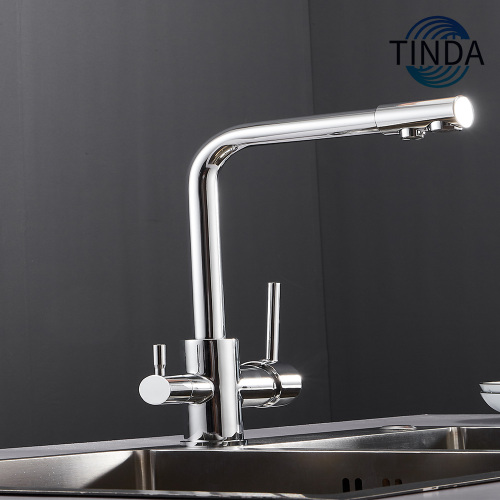 洗練されたクロム仕上げのモダンなキッチン蛇口