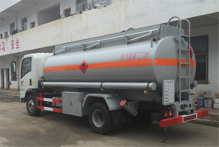 4X2 HOWO 7.3CBM Euro 3 Oil Tanker Truck