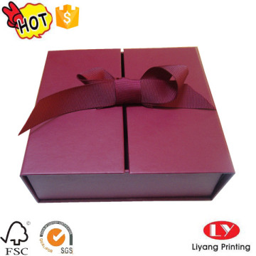 Подарочная картонная коробка Chrismats с лентой