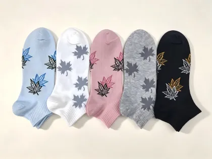 Retro Maple Leaf Pattern Women Athletic Ankle Socks