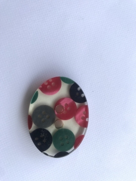 Clothing buttons made of resin fragments