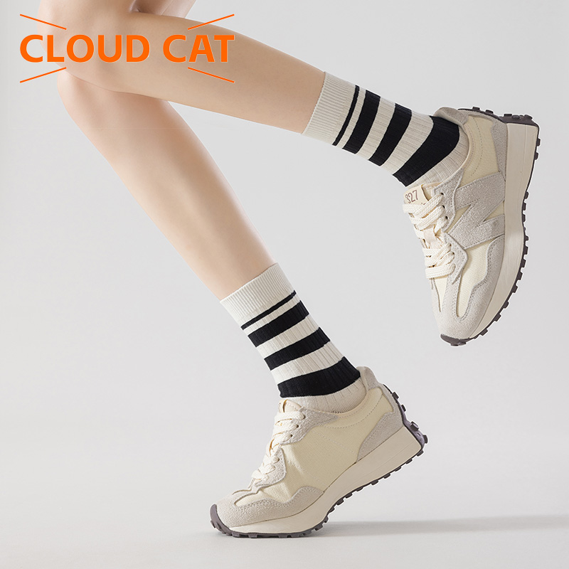 Șosete stilate cu dungi la jumătatea gambei pentru toamnă