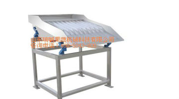 Vibration type peach flap overturning machine/peach processing machine