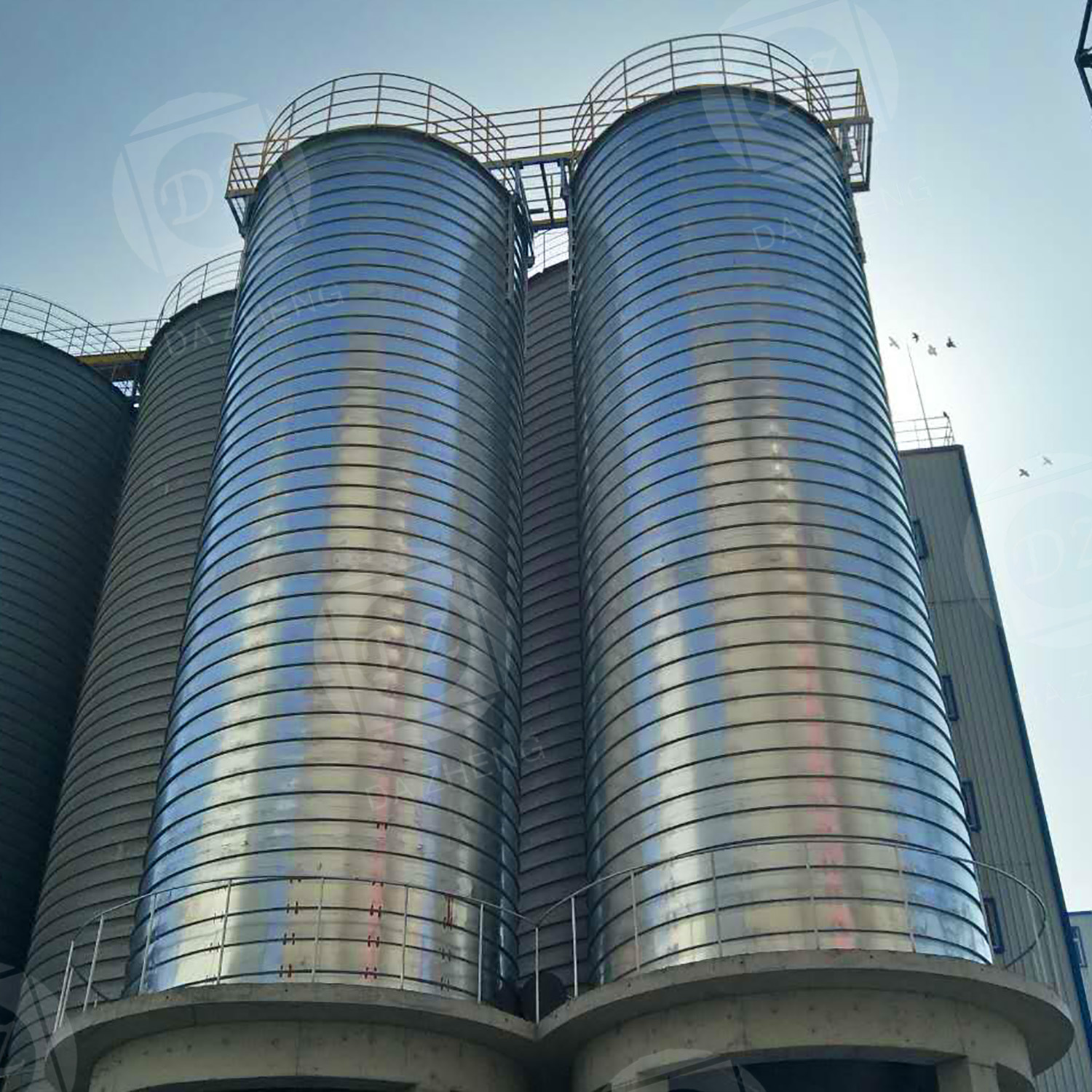Steel storage silo for construction gravel