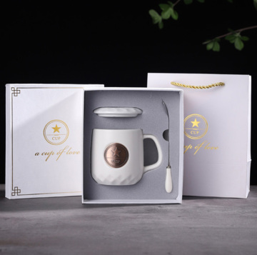 Ceramic Coffee Mugs with Lid and Custom Badge - 400ml American Style with Copper Metal Logo