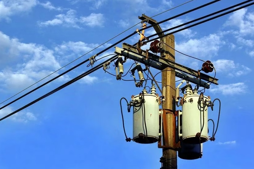 10KVA 25KVA 30KVA egyfázisú oszlopra szerelhető transzformátor