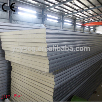 Economic flat polyurethane sandwich panels