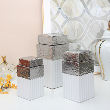 Set di bombole in ceramica placcata in oro con barattoli di miele e decorazioni di vasi di fiori d'argento