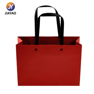 Sac en papier cadeau rouge haut de gamme au design classique