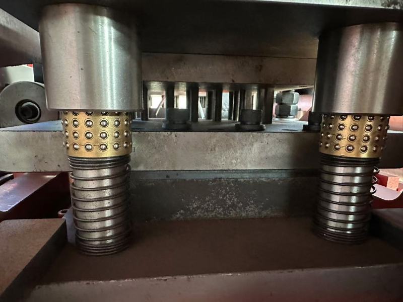 A flat bridge punching machine