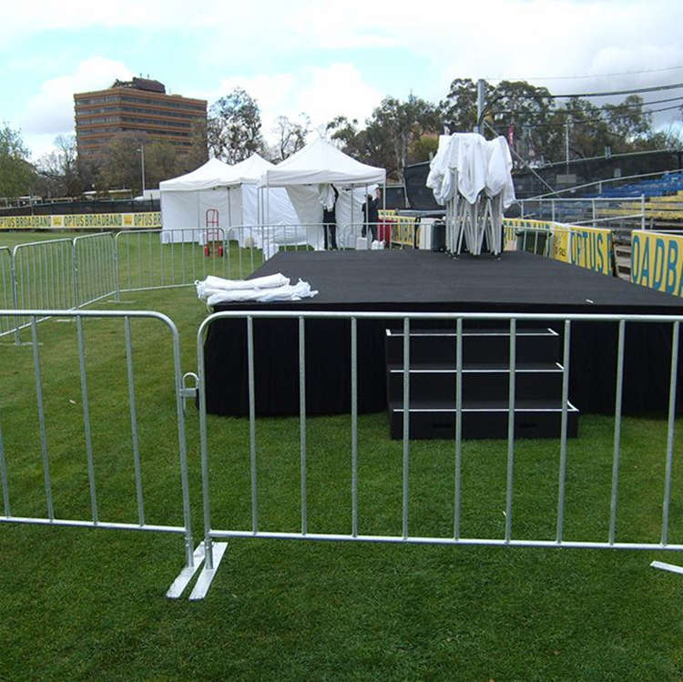 Interlocking Concert Barrier with Flat Feet