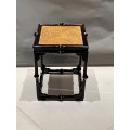 Minimalistischer quadratischer Qiong-Bambushocker mit Rattansitz