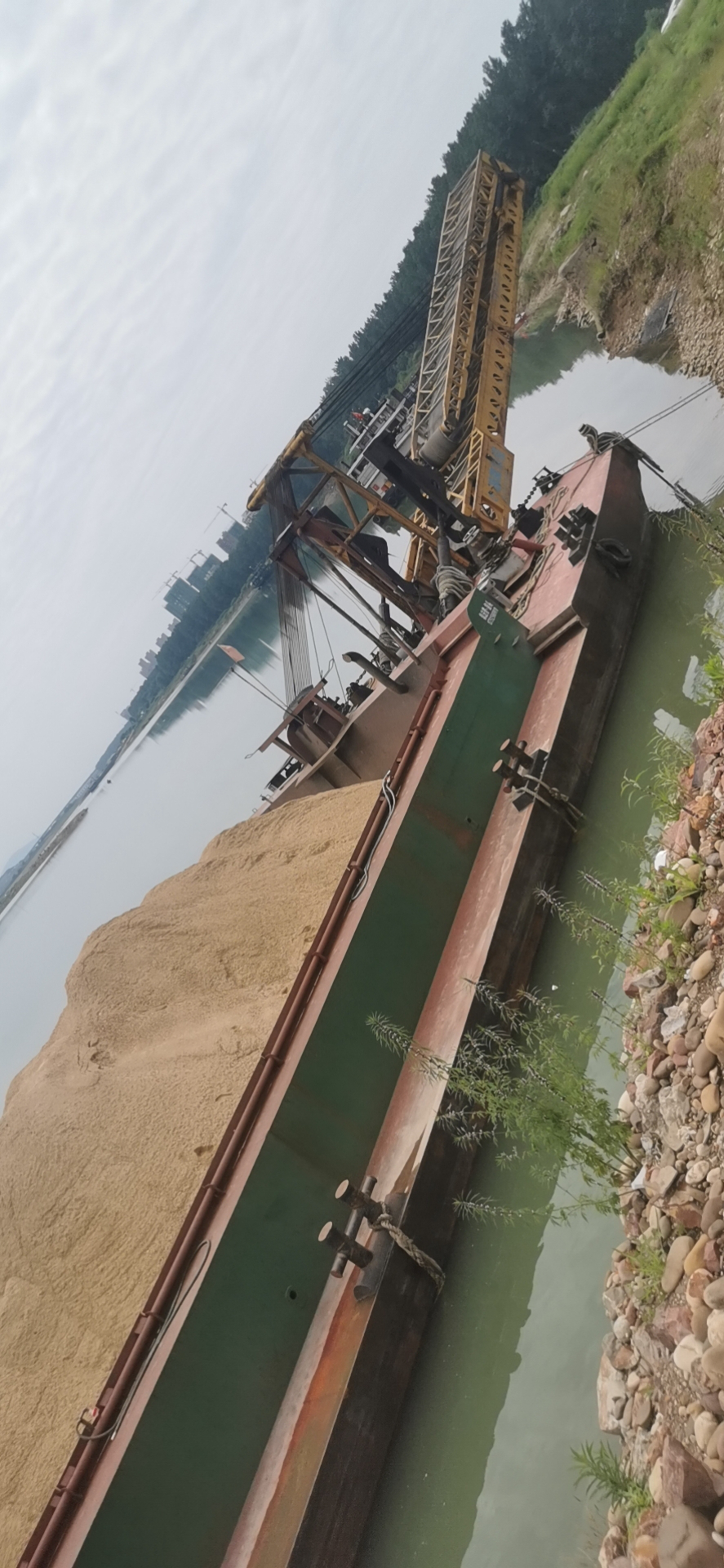 Self unloading sand vessel