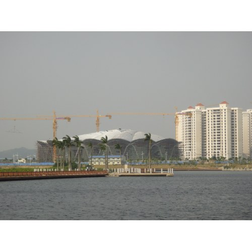 Estructura de rejilla, proyecto de decoración de paneles de aluminio con armadura de tuberías