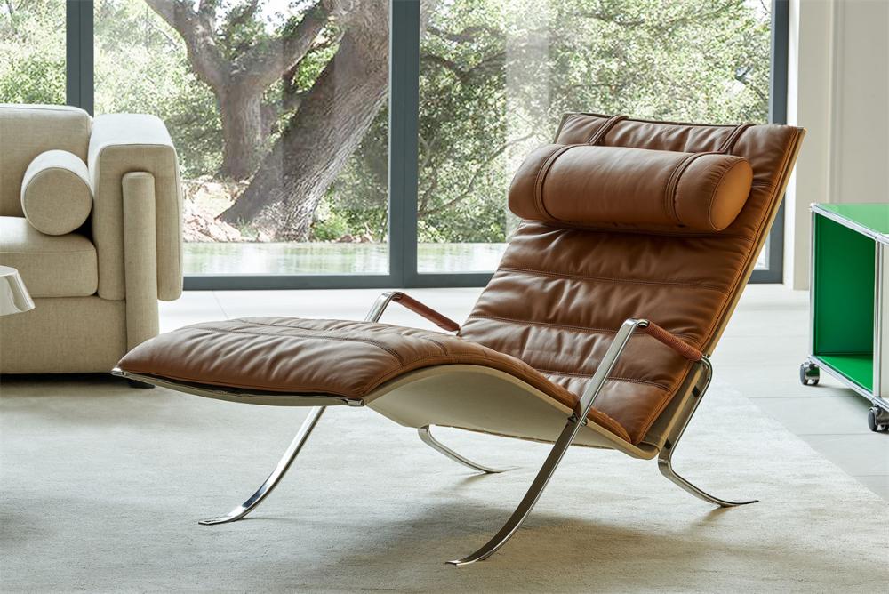Chaise Longues With A Small Headrest