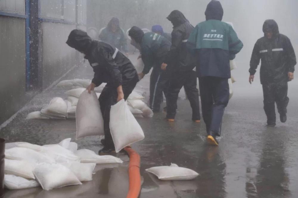 self inflated inflatable water activiated flood bag