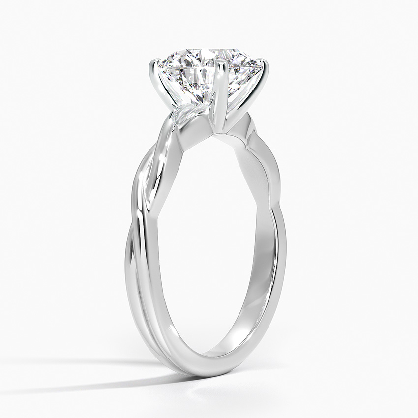 Macro view ng intertwining band at 4-prong setting sa round lab grown diamond ring