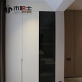 Puerta de armario de vidrio oscuro con marco de aluminio