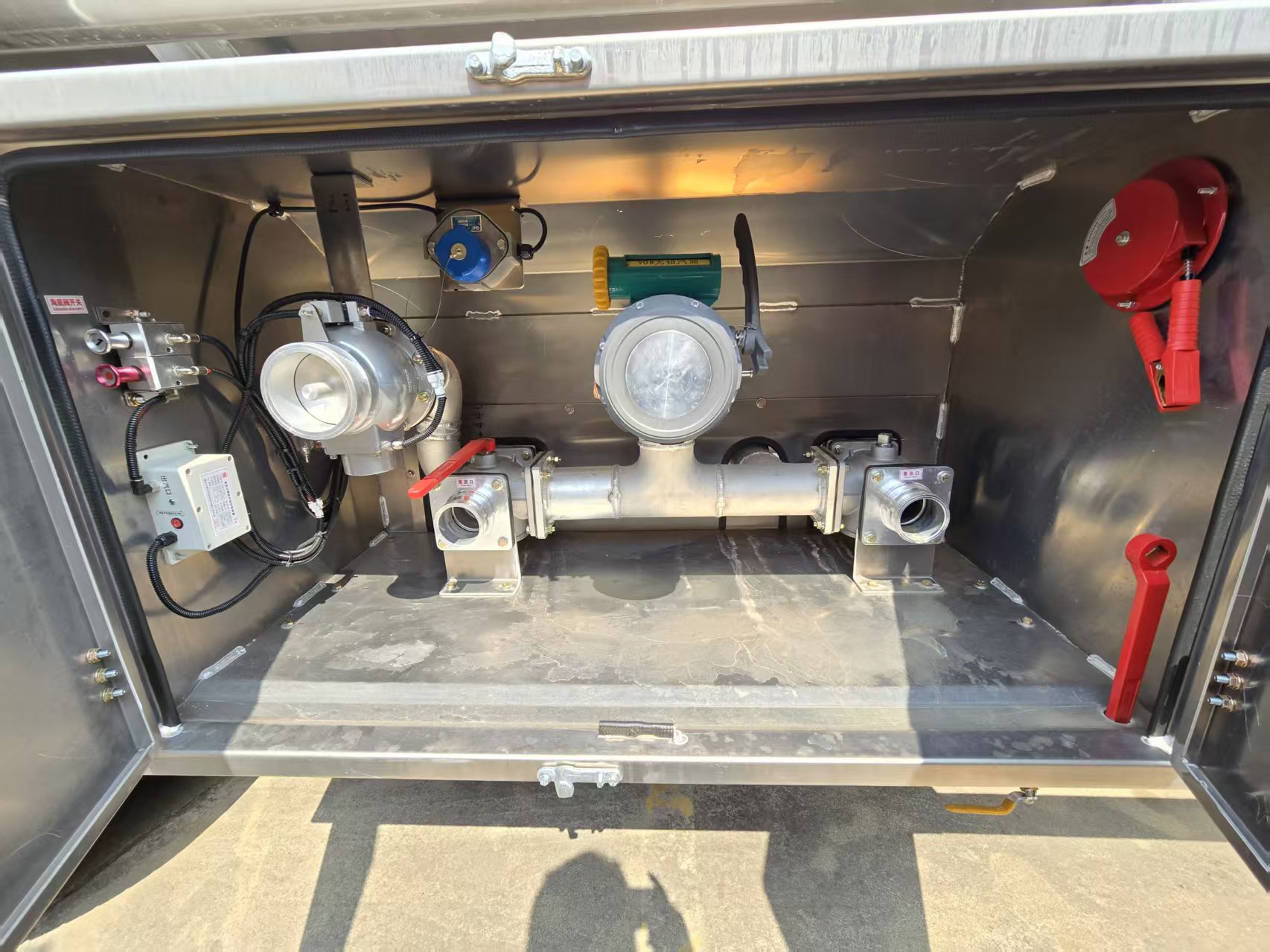 Delong 6×4 Oil tanker truck Solution