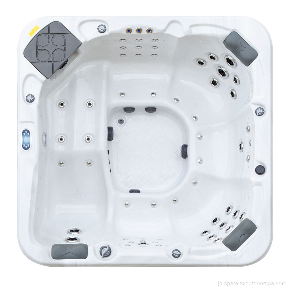 ホットタブ付きの人気の2x2mの小さな裏庭