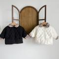 Bunter karierter Grabenmantel der Kinder und gepolsterte Jacke