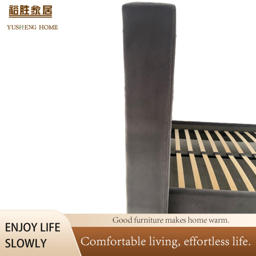 Cama estofada aconchegante com cabeceira de pelúcia