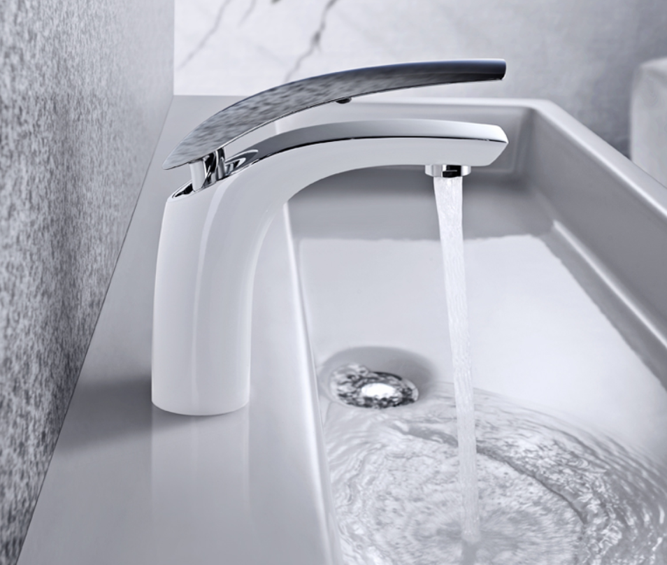 새로운 스타일의 데크 장착 단일 핸들 물 절약 뜨거운 / 차가운 황동 분지 수도꼭지