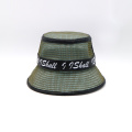 Chapéu de balde de malha cheia verde com cinto decorativo