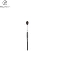 Brosse de maquillage des cils avec cheveux noirs