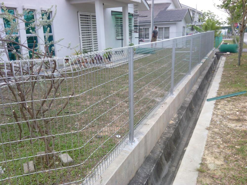 Roll Top Mesh Fence Panels