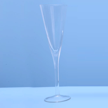 Ребристый стеклянный кувшин и чашки
